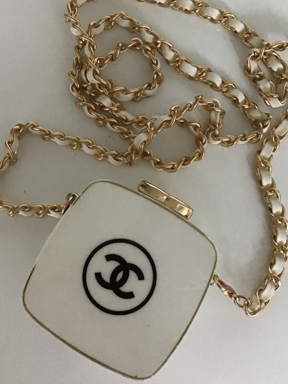 White Mini Chain Clutch 🤍 - Picture 3 of 7